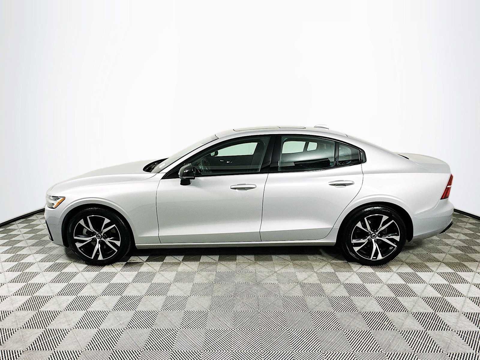 Used 2025 Volvo S60 B5 Core image 4