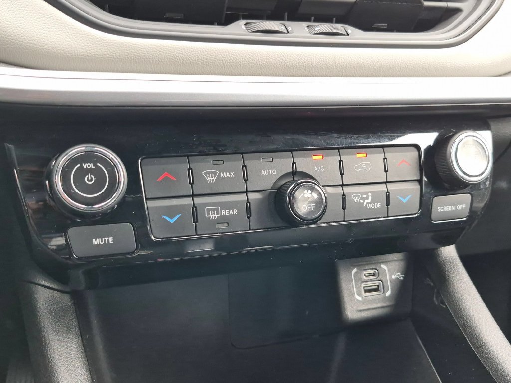 Used 2025 Jeep Compass Limited AWD/4WD image 17