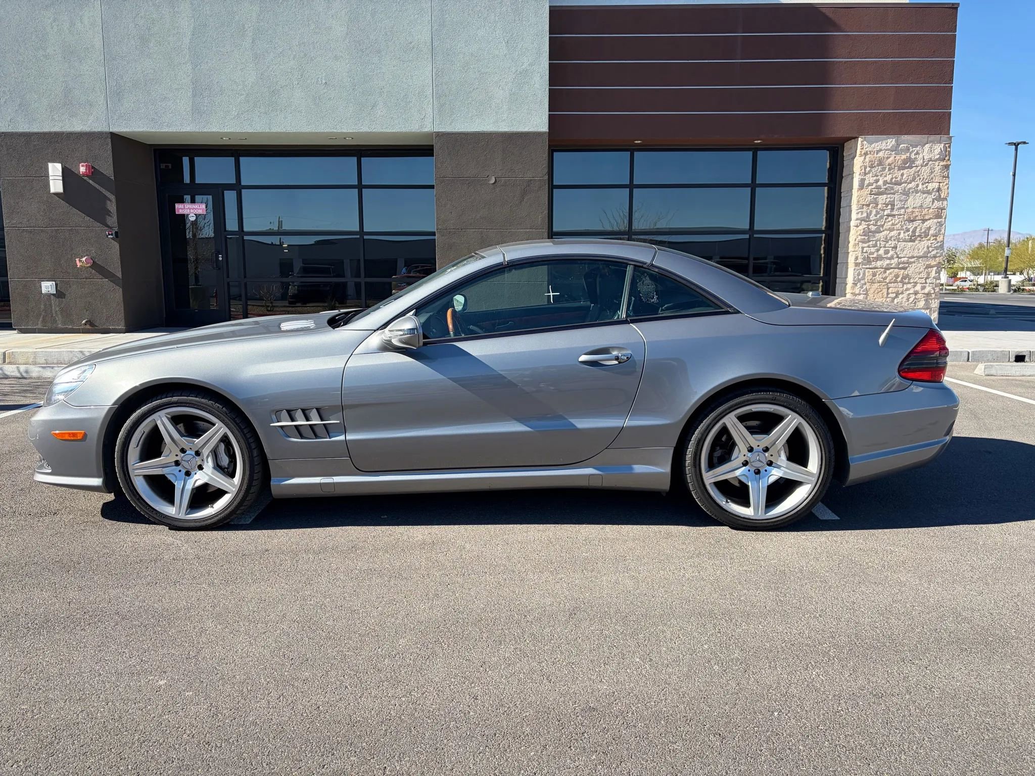 Used 2009 Mercedes-Benz SL 550 w/ Premium I Pkg image 3