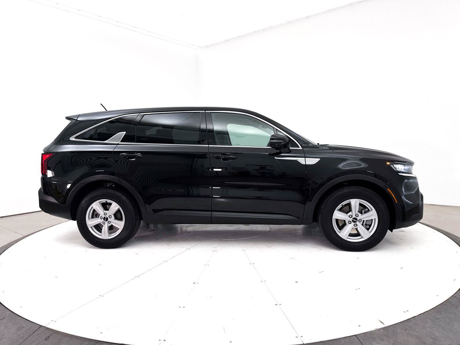 Used 2023 Kia Sorento LX FWD image 39