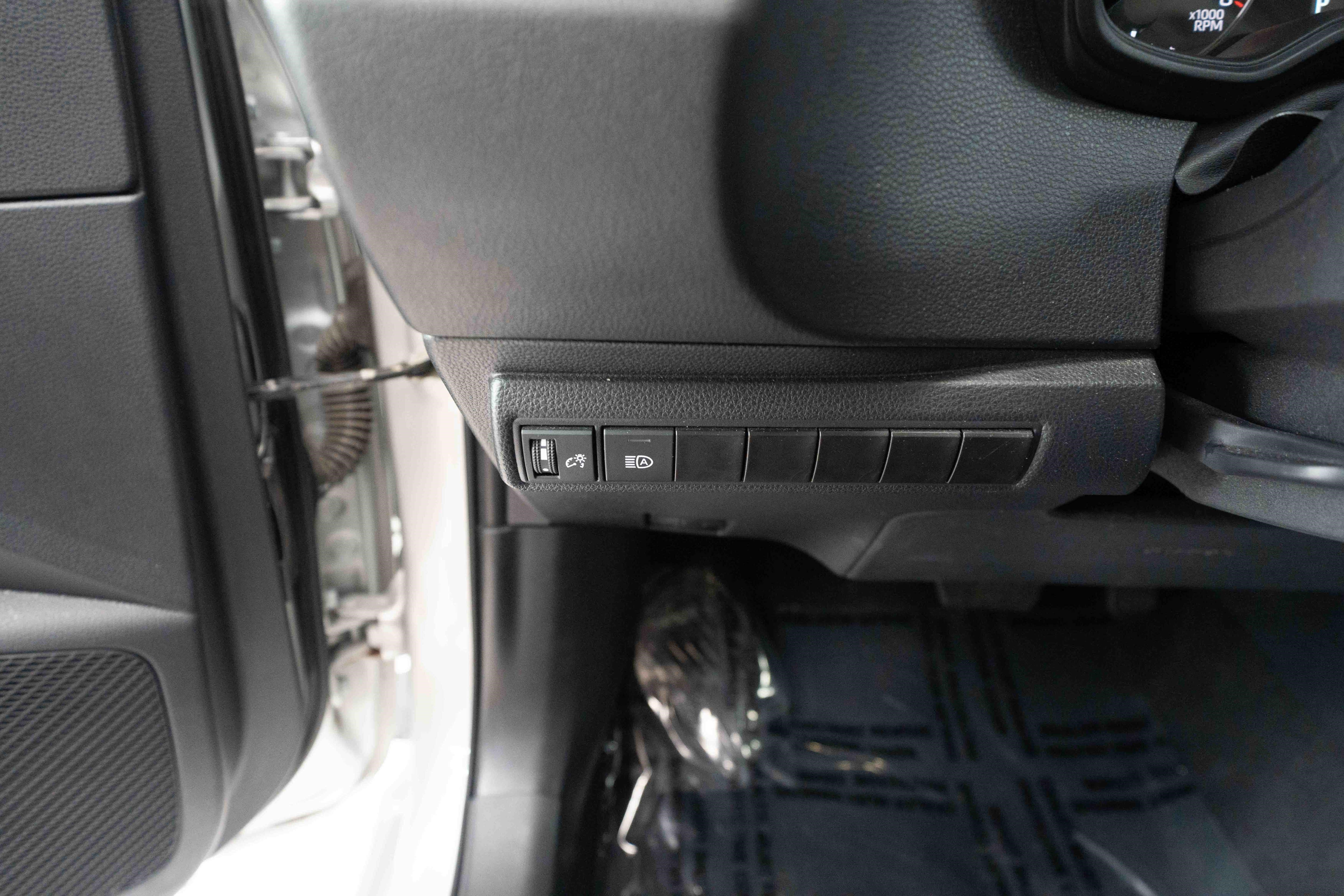 Used 2025 Toyota Corolla LE FWD image 11