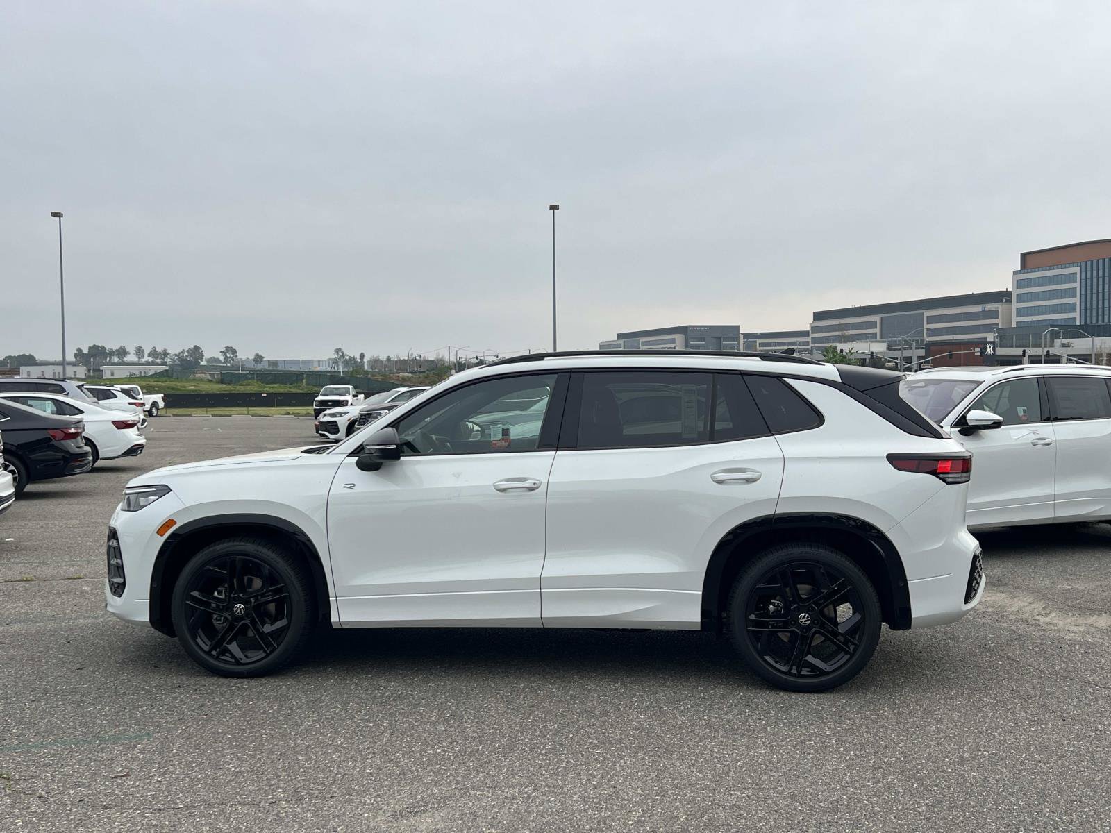 New 2026 Volkswagen Tiguan SE R-Line FWD image 2