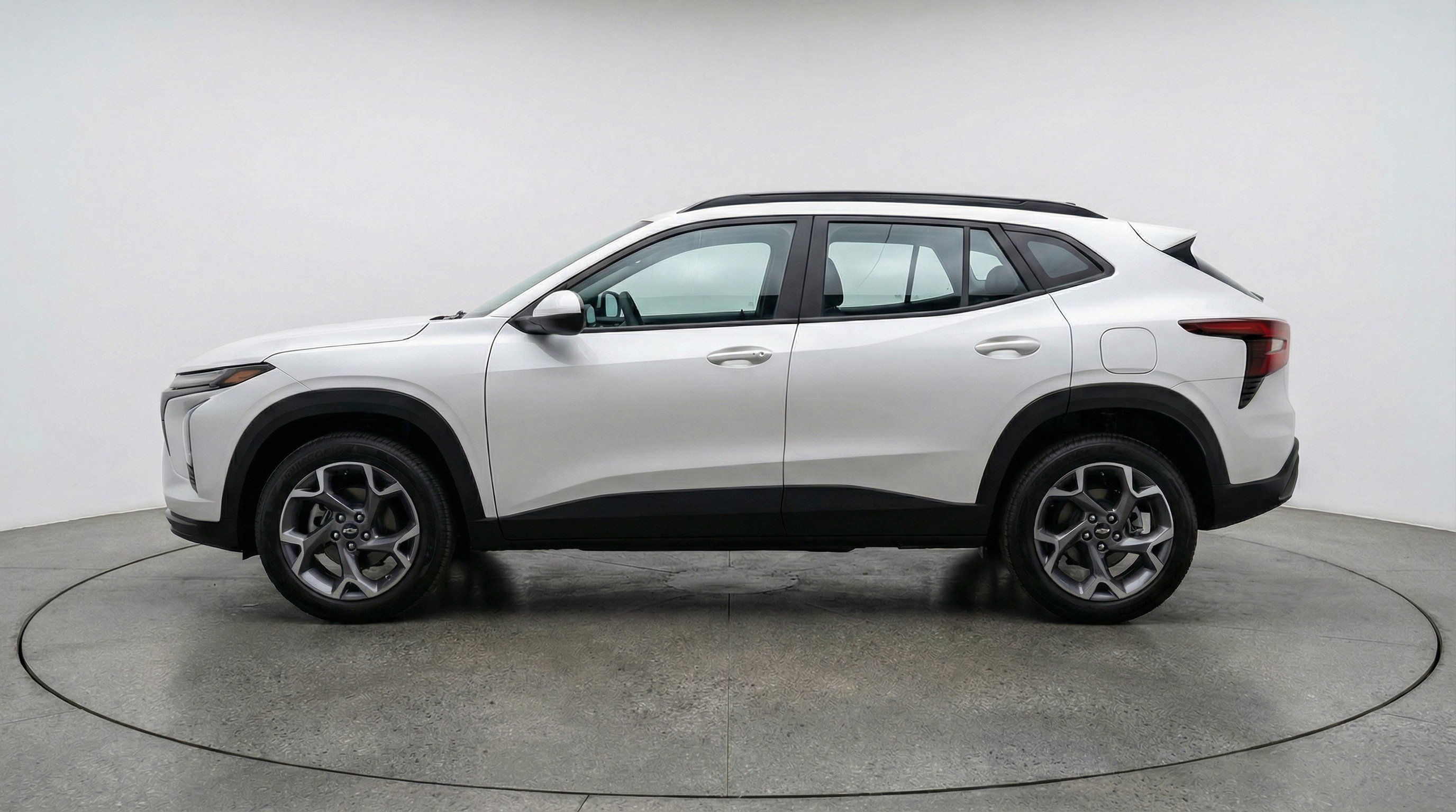 Used 2025 Chevrolet Trax LT FWD image 5