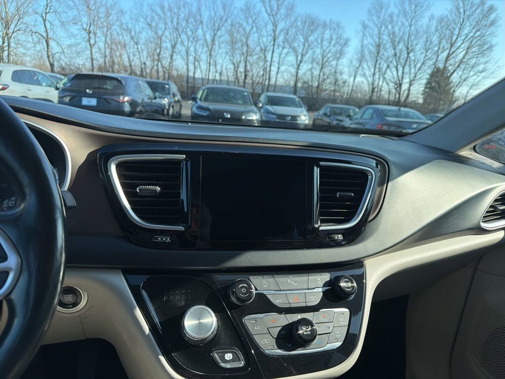 Used 2018 Chrysler Pacifica Touring-L Plus w/ Tire & Wheel Group image 14