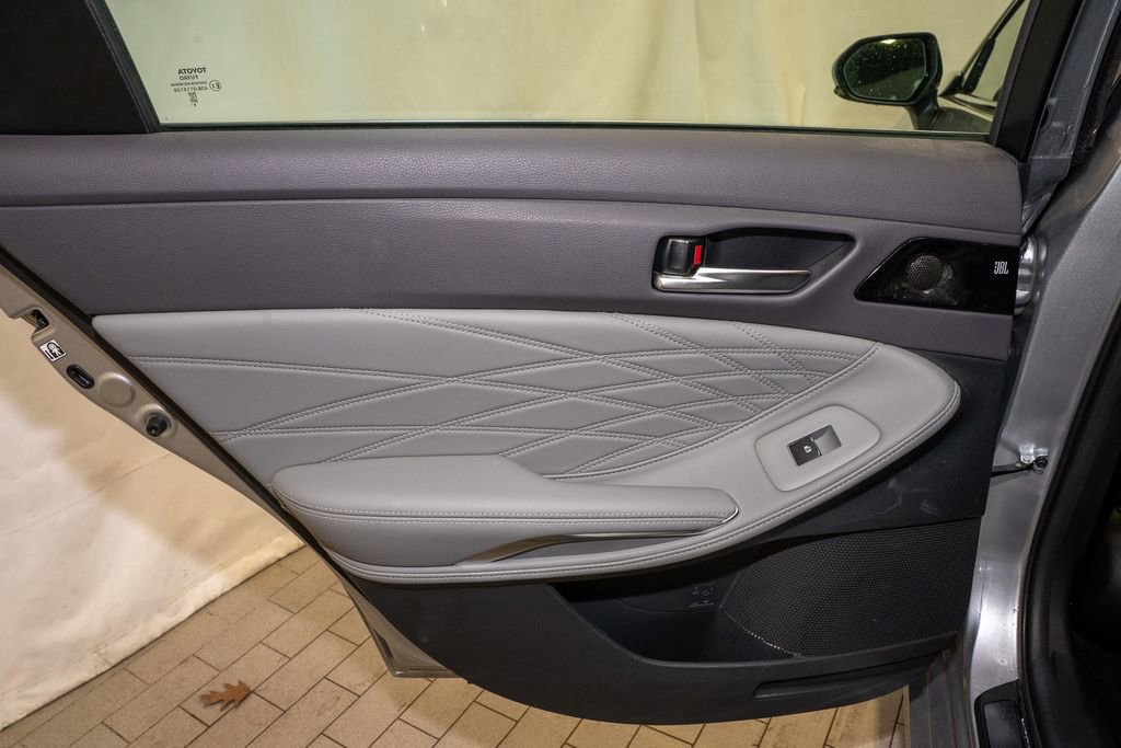 Used 2019 Toyota Avalon Limited image 10