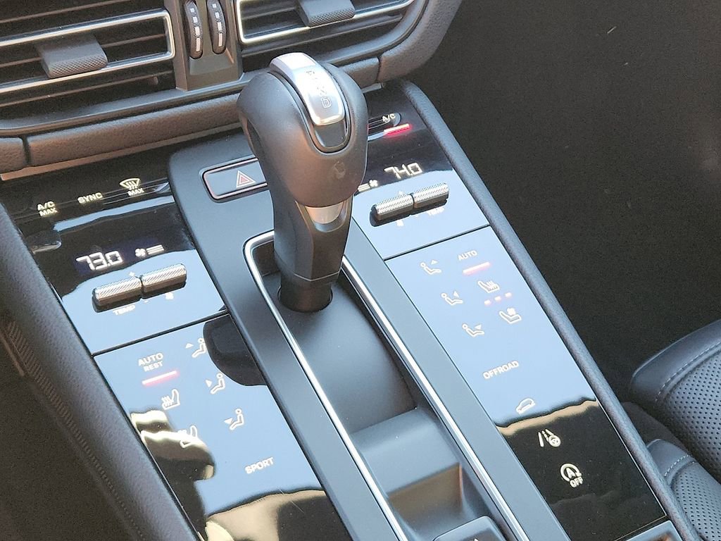 Certified 2025 Porsche Macan image 16