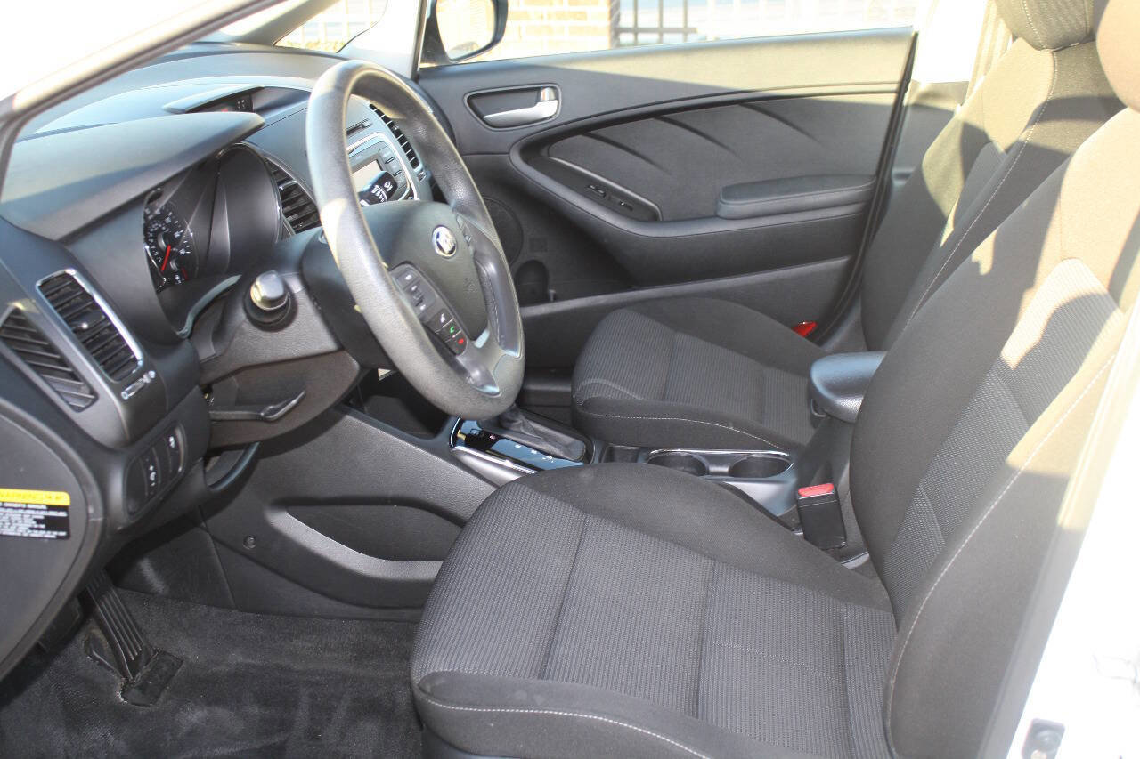 Used 2017 Kia Forte LX image 6