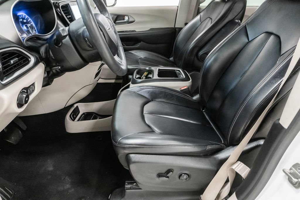 Used 2023 Chrysler Pacifica Touring-L FWD image 10