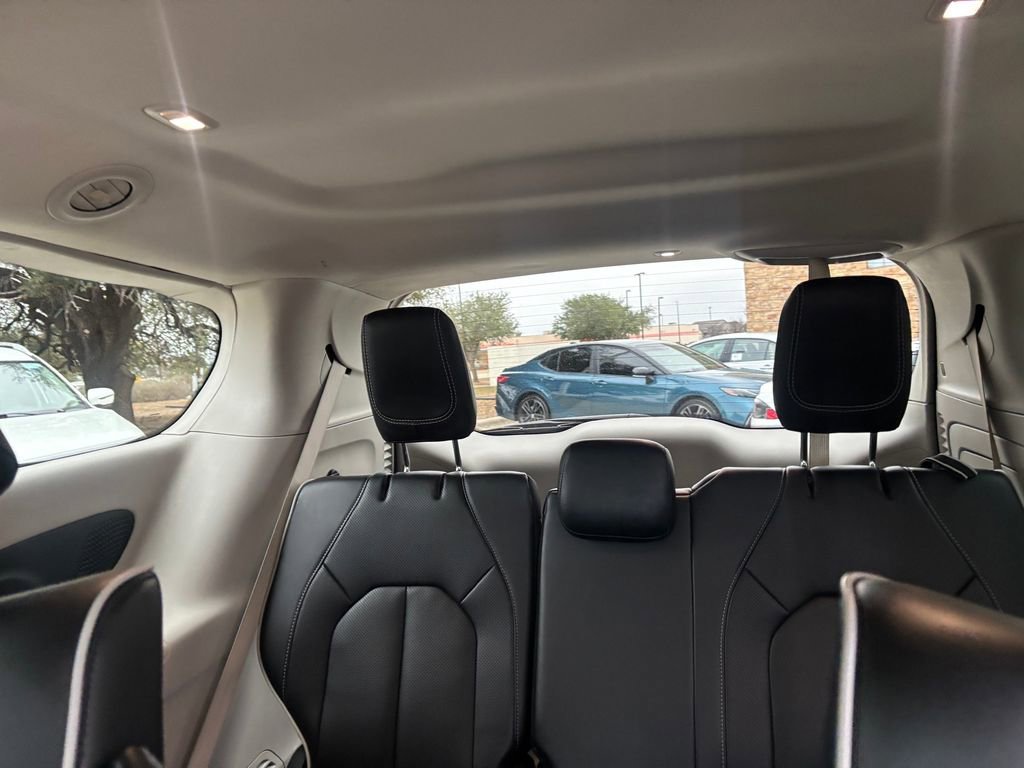 Used 2023 Chrysler Pacifica Limited image 26