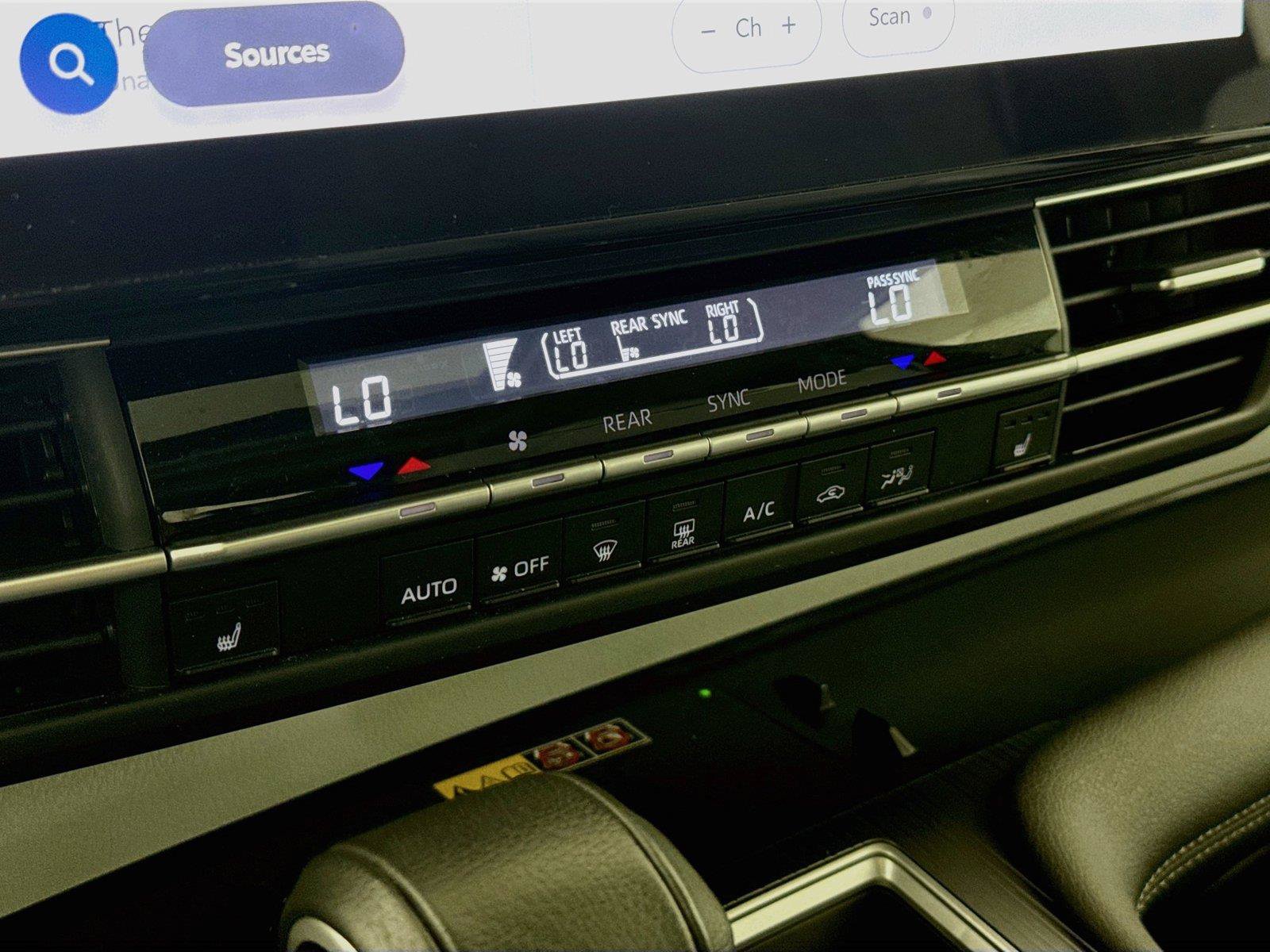 Certified 2025 Toyota Sienna XLE FWD image 27