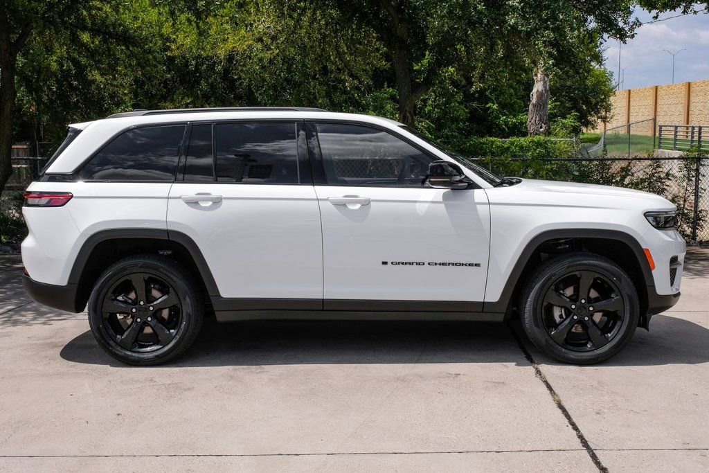 Used 2023 Jeep Grand Cherokee Altitude image 14