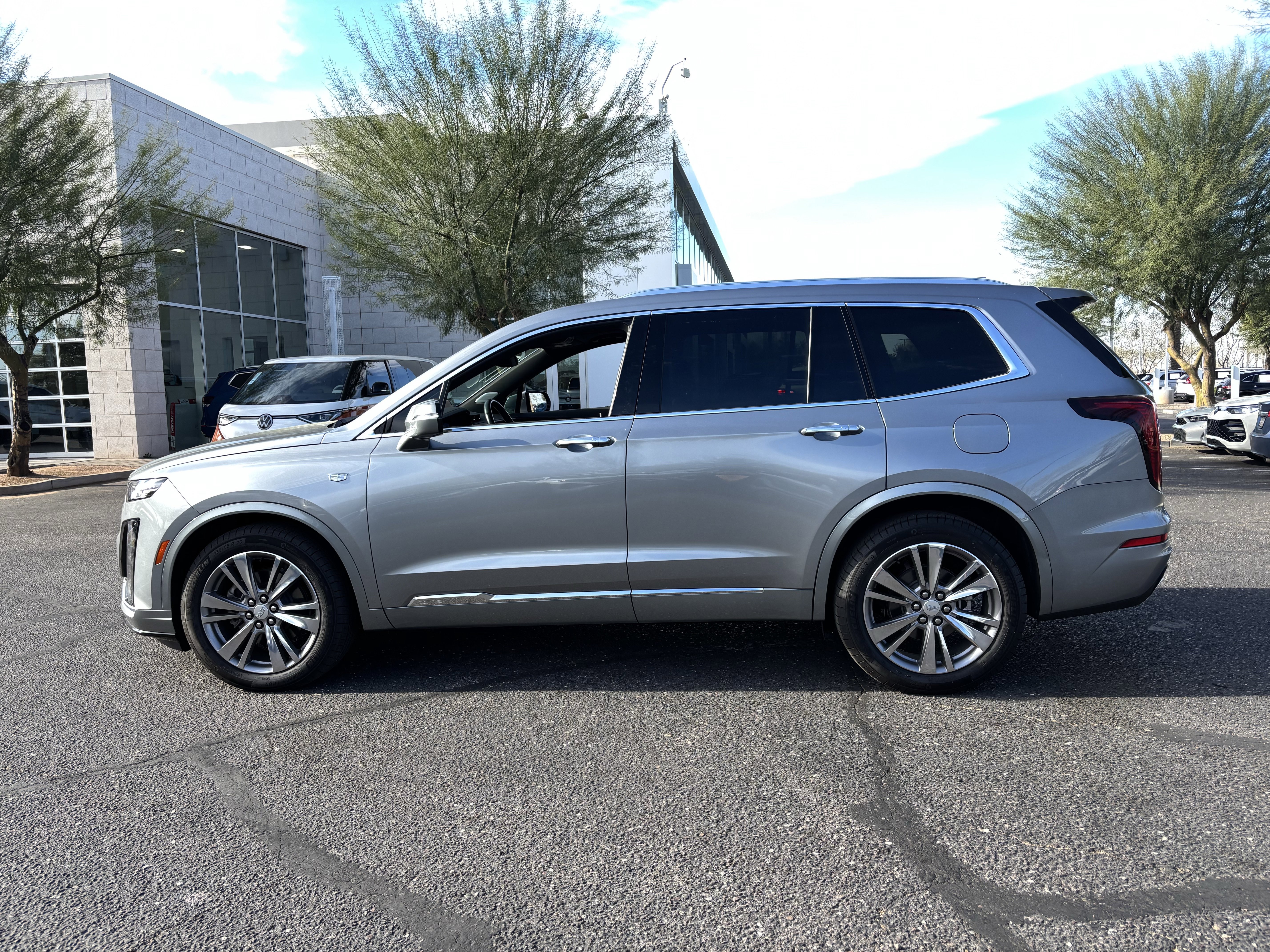 Used 2025 Cadillac XT6 Premium Luxury image 2