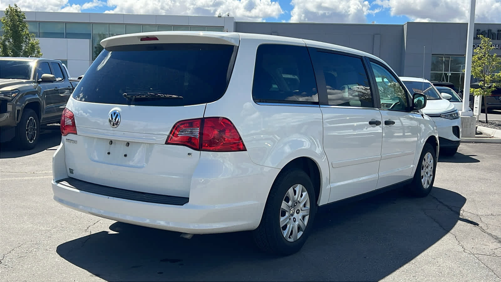 Used 2011 Volkswagen Routan S image 5