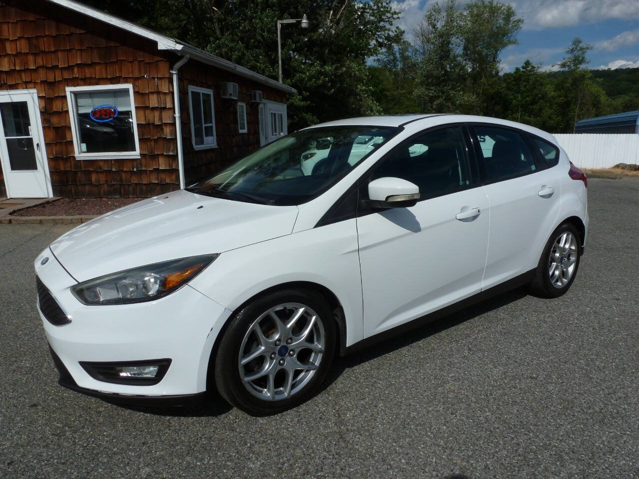 Used 2015 Ford Focus SE w/ Equipment Group 201A FWD image 1