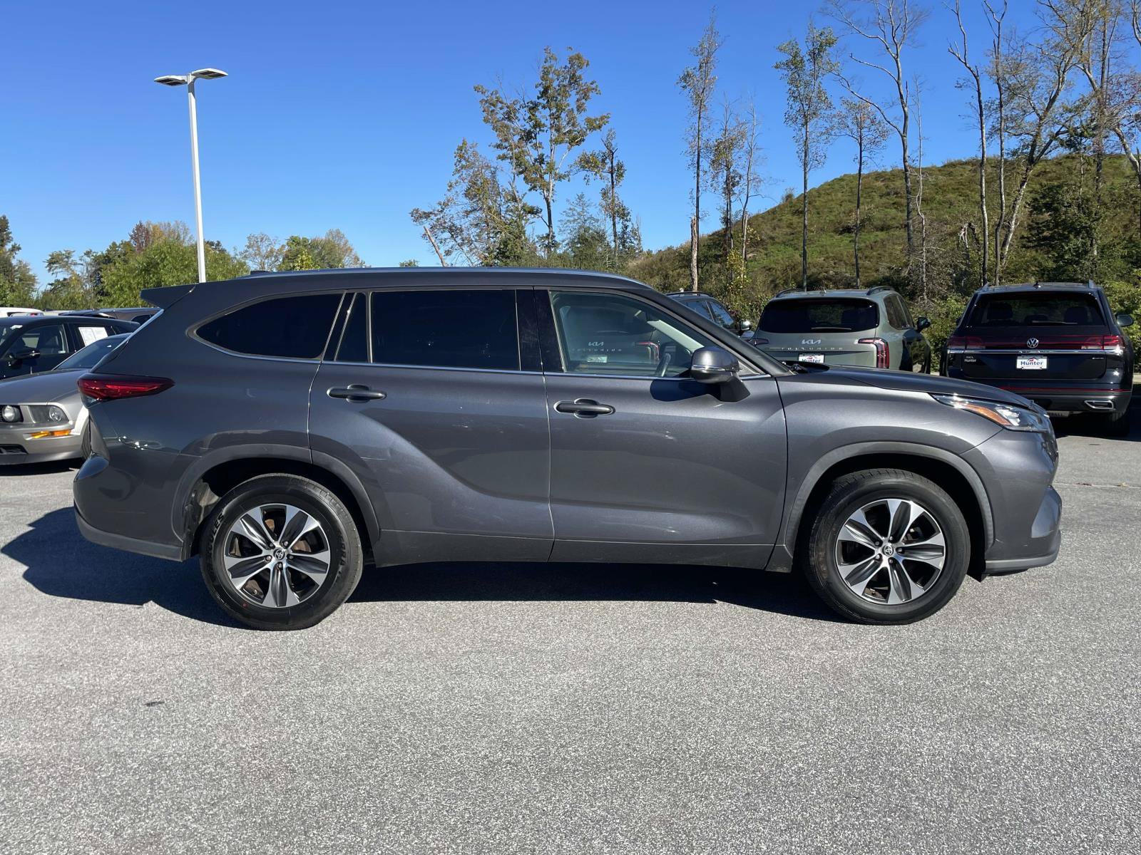 Used 2020 Toyota Highlander XLE FWD image 29
