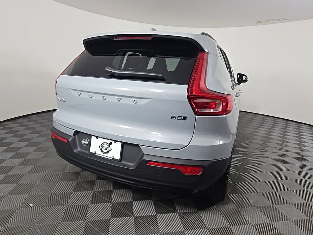 Certified 2025 Volvo XC40 B5 Plus AWD/4WD image 11