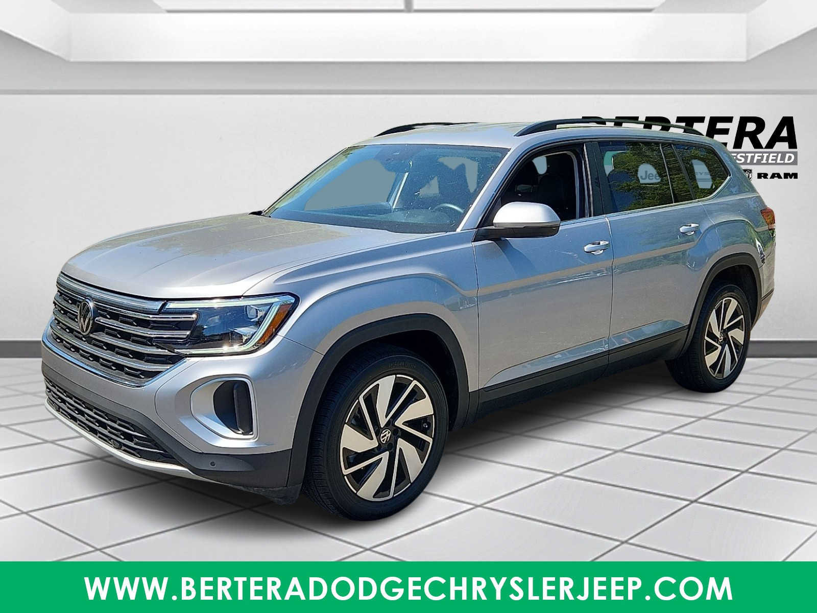 Used 2025 Volkswagen Atlas SE AWD/4WD image 3