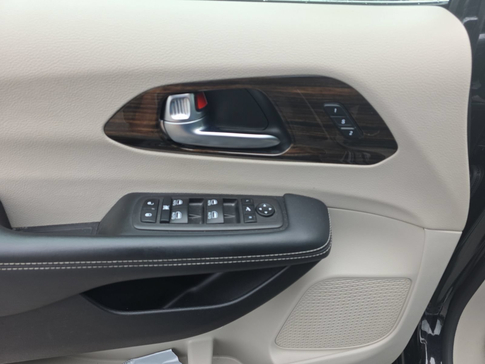 Used 2023 Chrysler Pacifica Limited FWD image 16