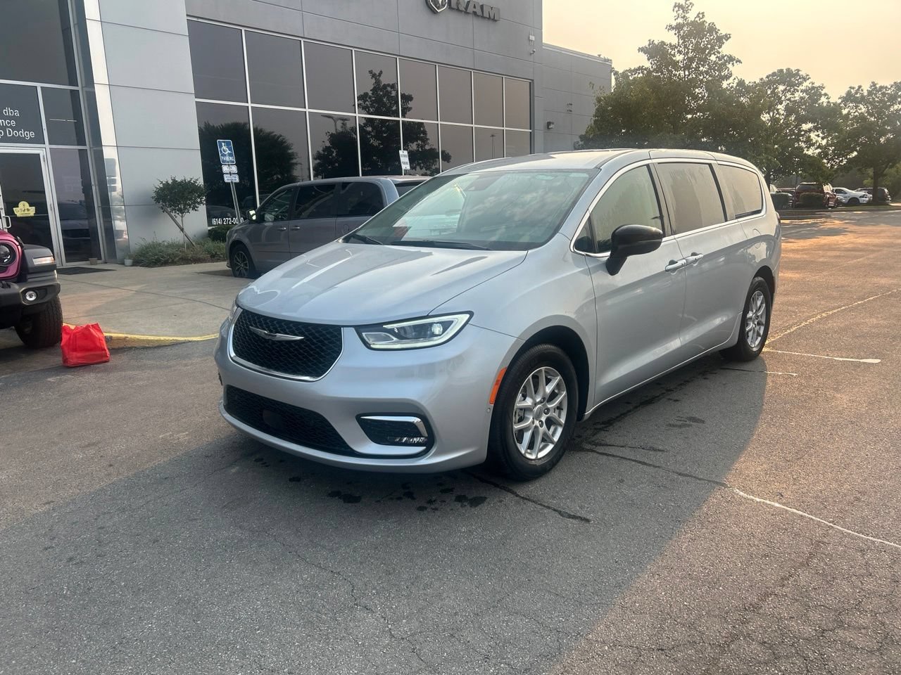 Used 2024 Chrysler Pacifica Touring-L w/ Uconnect Theater Family Group FWD image 7