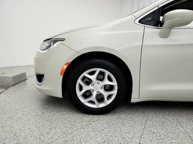 Used 2017 Chrysler Pacifica Touring-L w/ Tire & Wheel Group FWD image 33