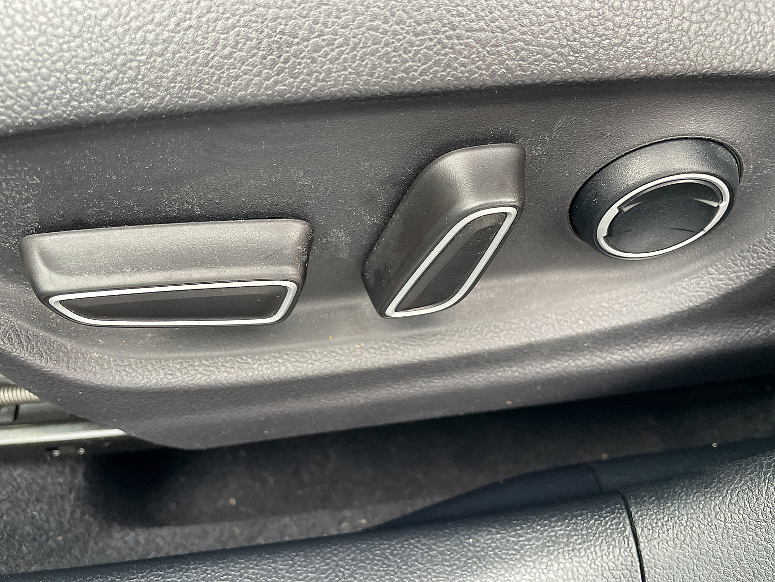 Used 2017 Toyota Prius Prime Premium image 32