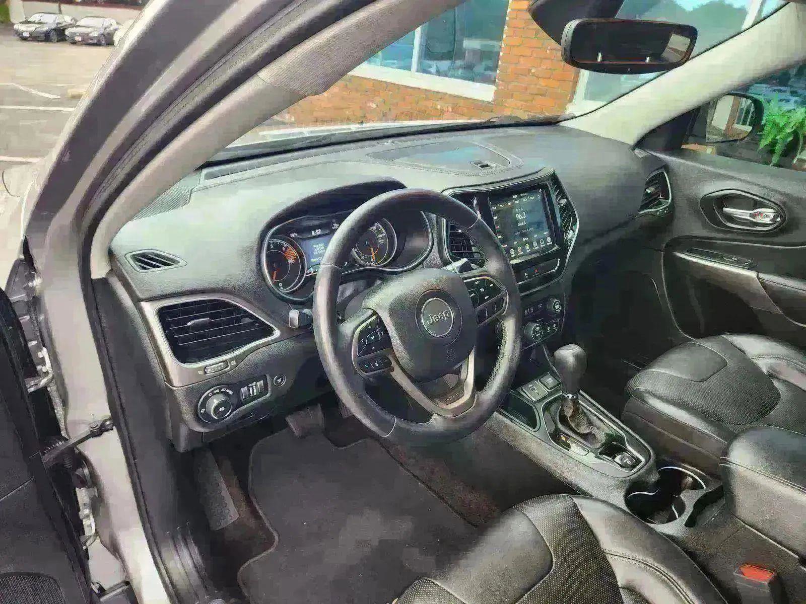 Used 2019 Jeep Cherokee Limited image 30