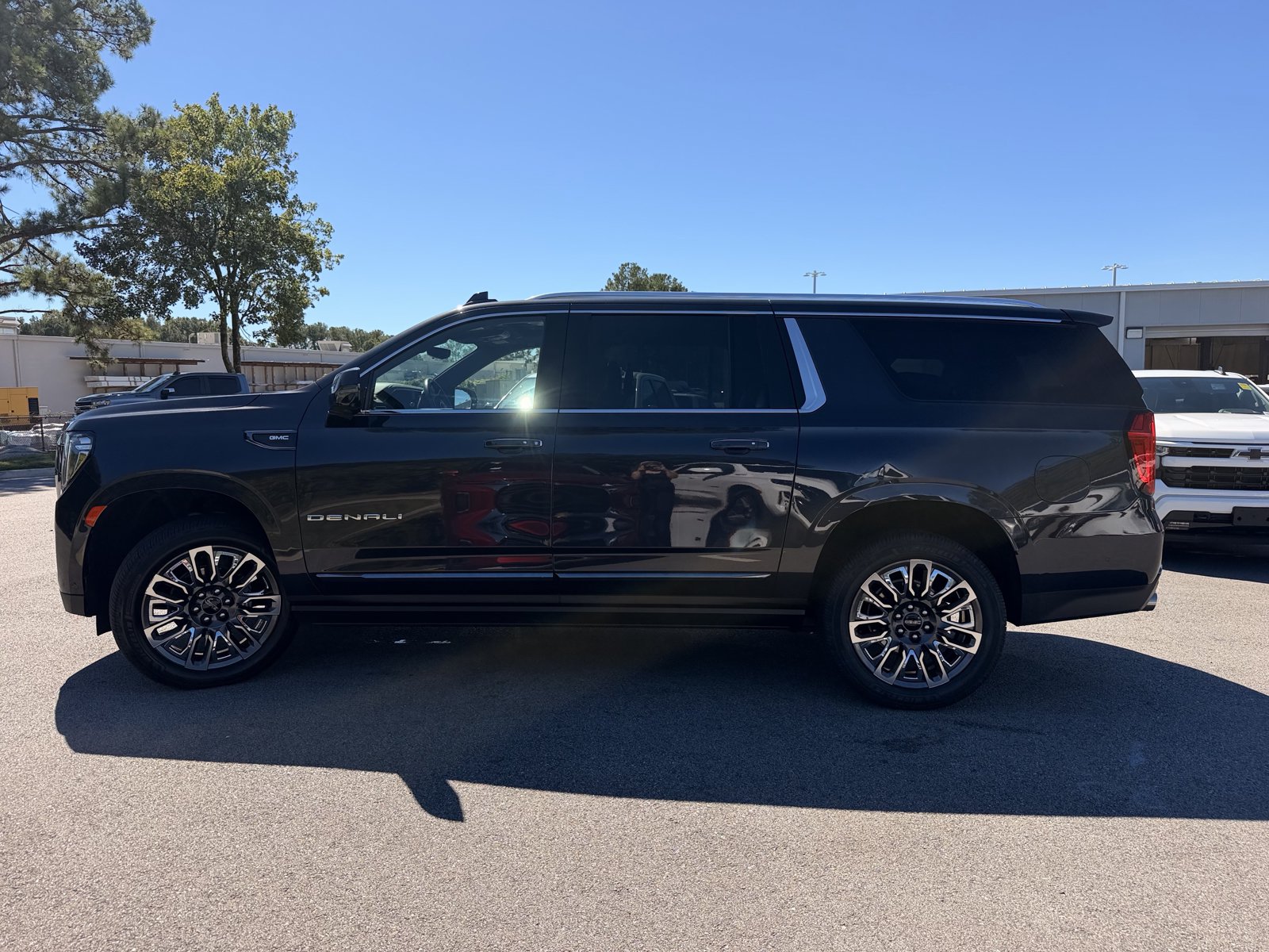 Used 2023 GMC Yukon XL Denali Ultimate AWD/4WD image 9