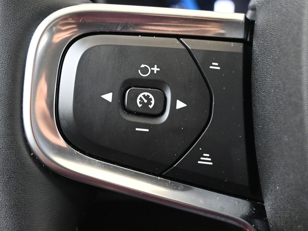 Certified 2025 Volvo XC40 B5 Core image 27