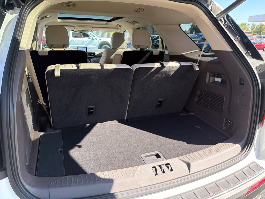 Used 2023 Ford Explorer Platinum w/ Technology Package AWD/4WD image 16