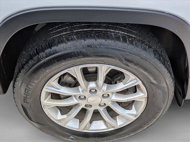 Used 2019 Jeep Cherokee Latitude w/ Cold Weather Group AWD/4WD image 27