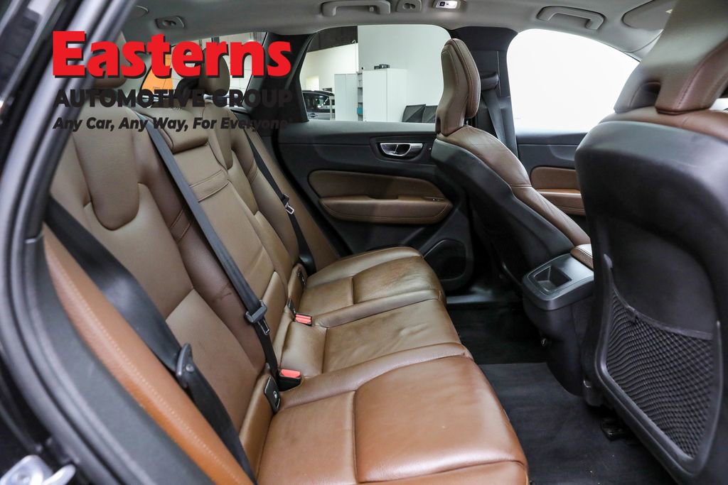 Used 2019 Volvo XC60 T5 Momentum w/ Multimedia Package image 32