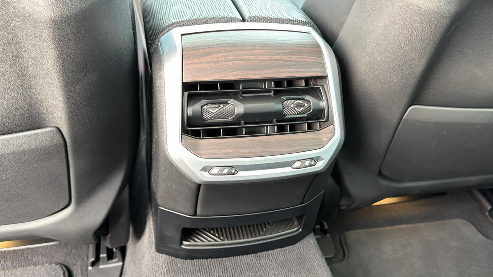 Used 2023 BMW 760i xDrive w/ Executive Package AWD/4WD image 25