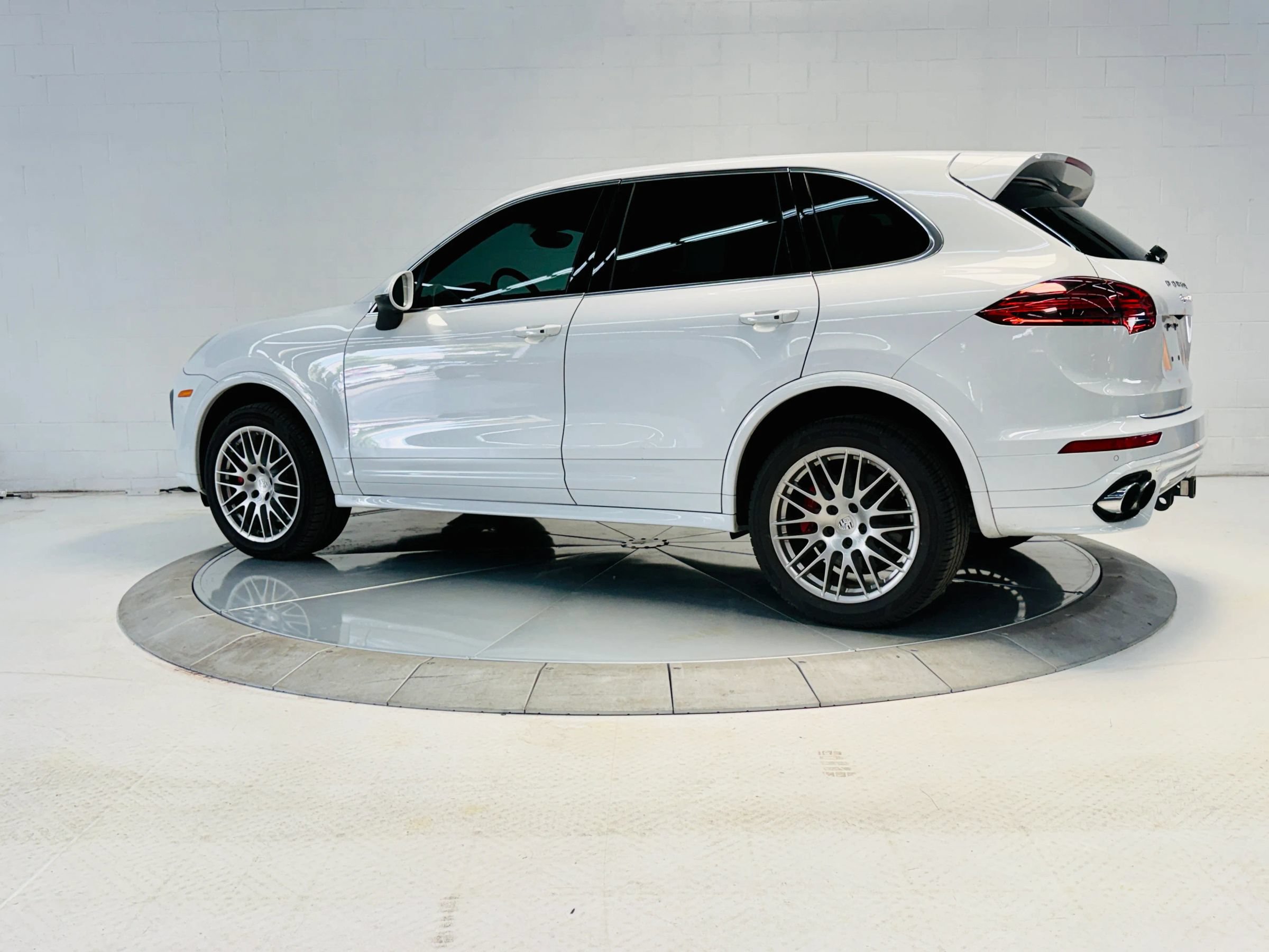 Used 2016 Porsche Cayenne AWD/4WD image 30