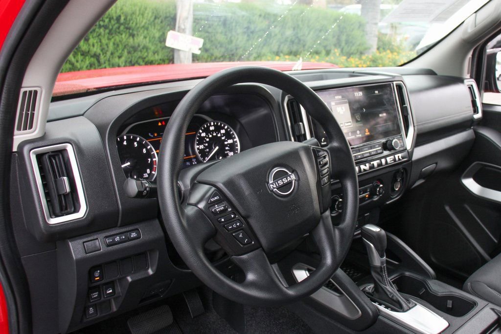 Used 2025 Nissan Frontier SV image 17