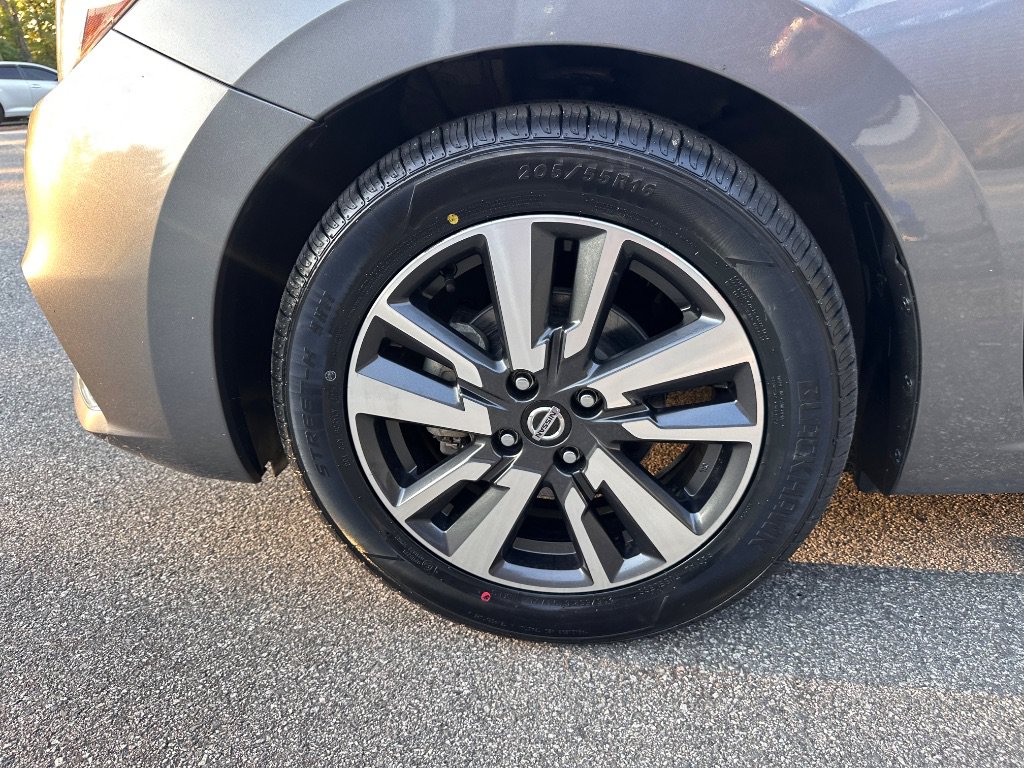 Used 2022 Nissan Versa SV FWD image 39