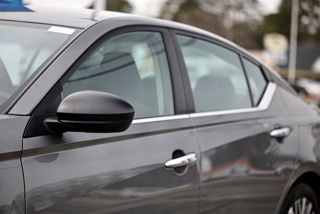 Used 2025 Nissan Altima 2.5 SV image 3