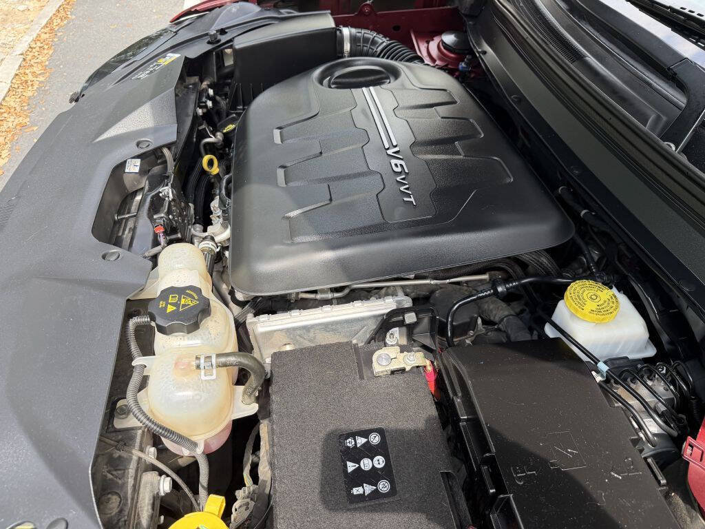 Used 2019 Jeep Cherokee Overland w/ Technology Group FWD image 23