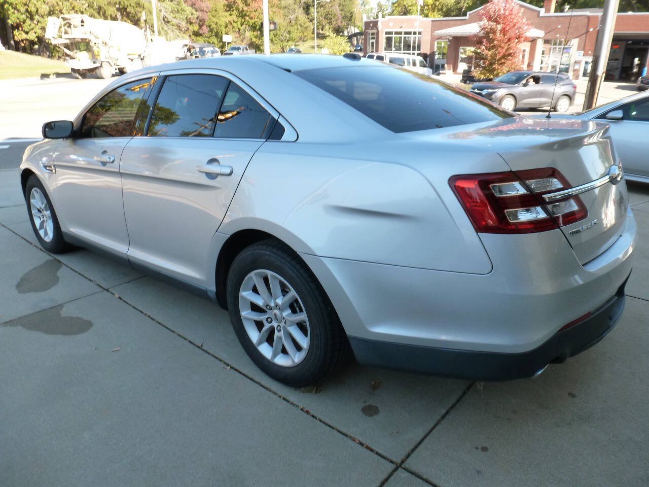 Used 2015 Ford Taurus SE FWD image 3