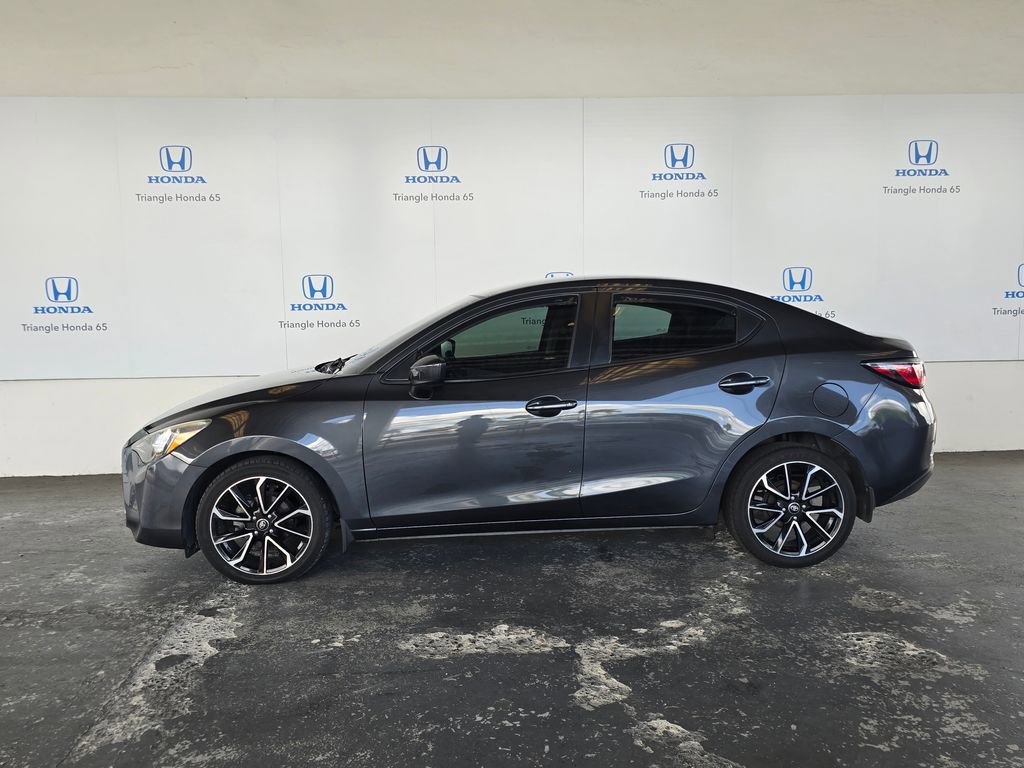 Used 2019 Toyota Yaris L FWD image 2