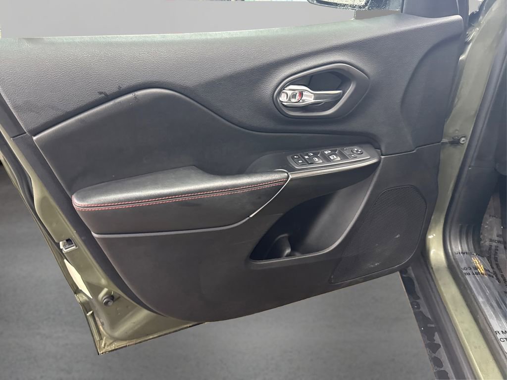 Used 2020 Jeep Cherokee Trailhawk image 22