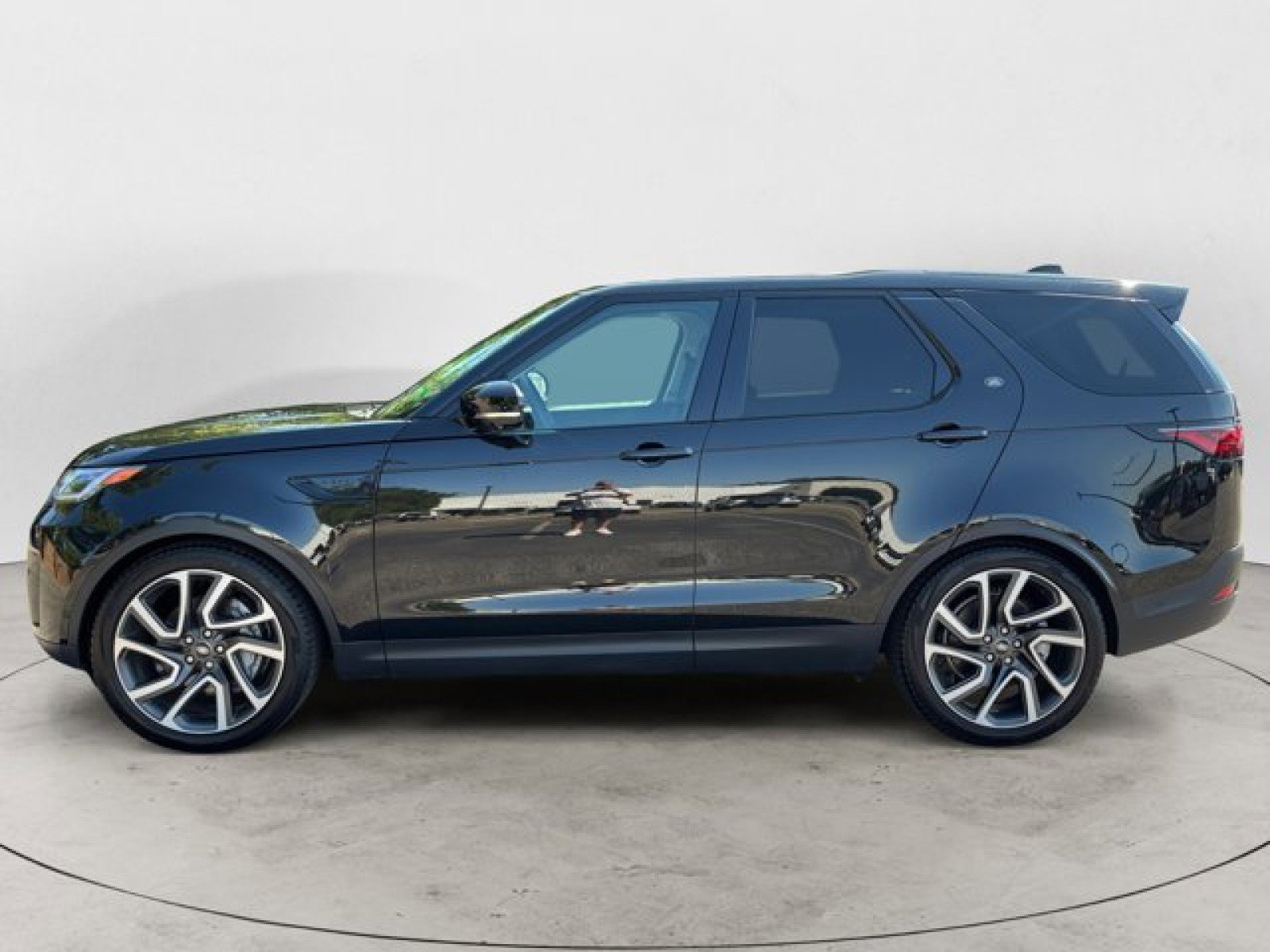 Certified 2024 Land Rover Discovery S image 7