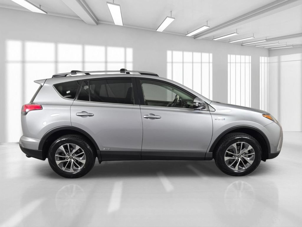 Used 2017 Toyota RAV4 XLE w/ Carpet Mat Package AWD/4WD image 9