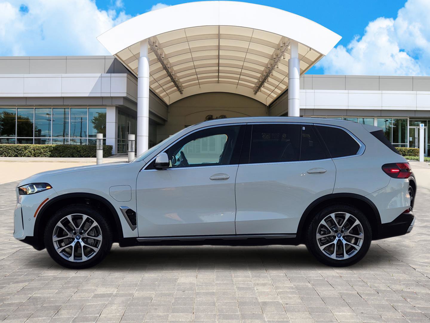 Used 2024 BMW X5 xDrive50e image 3