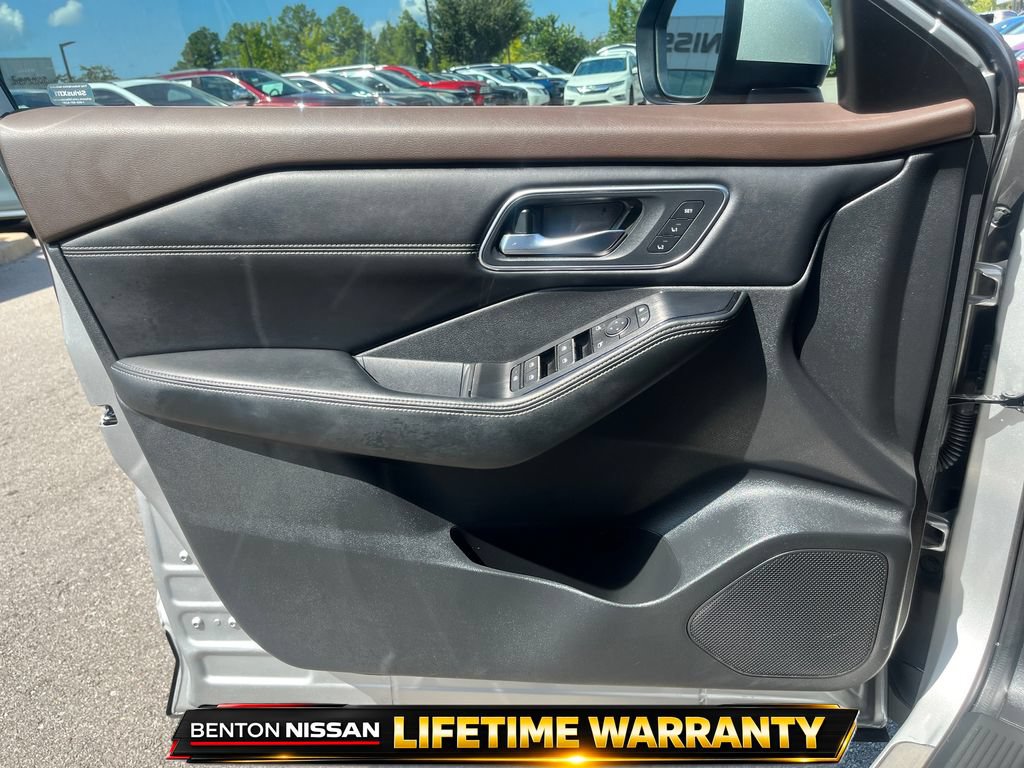 Used 2023 Nissan Rogue Platinum w/ Platinum Premium Package FWD image 12