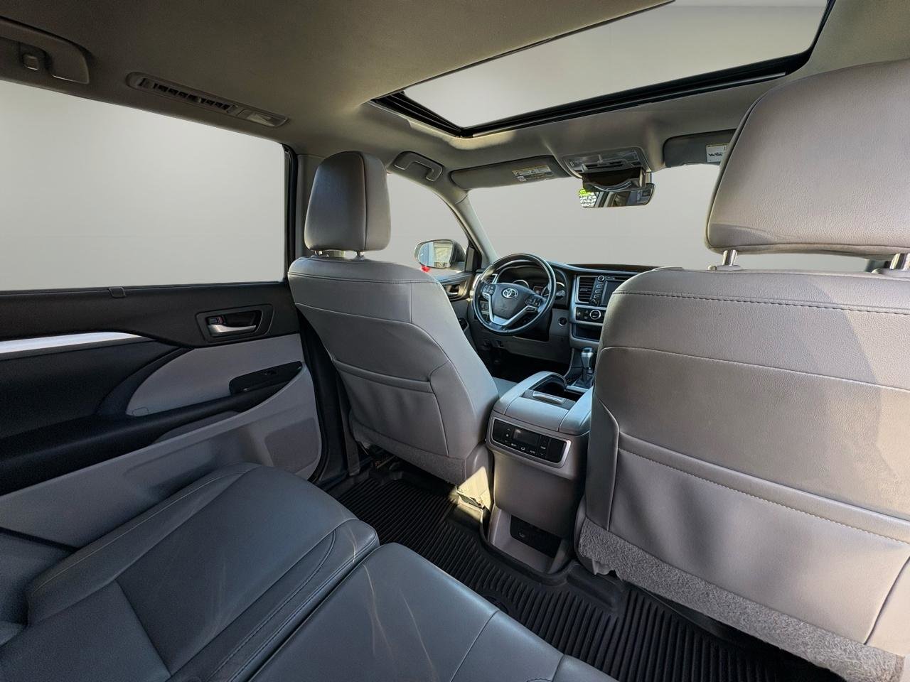 Used 2018 Toyota Highlander XLE image 36