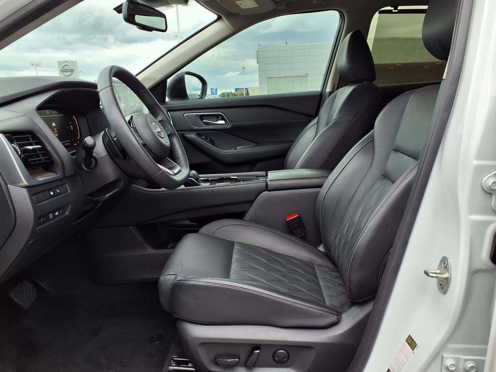 Used 2024 Nissan Rogue Platinum w/ Platinum Premium Package FWD image 12