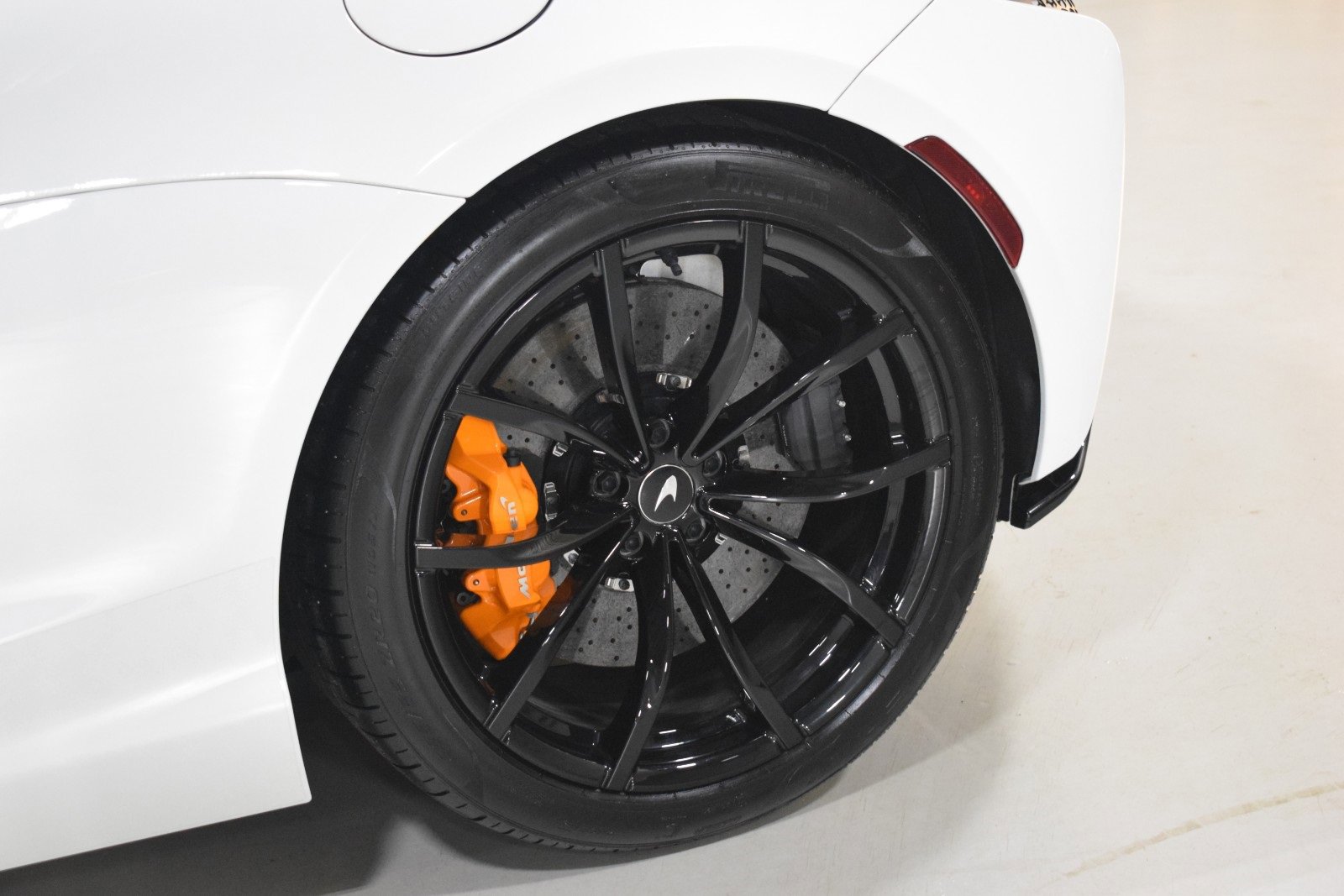 Used 2023 McLaren Artura image 7