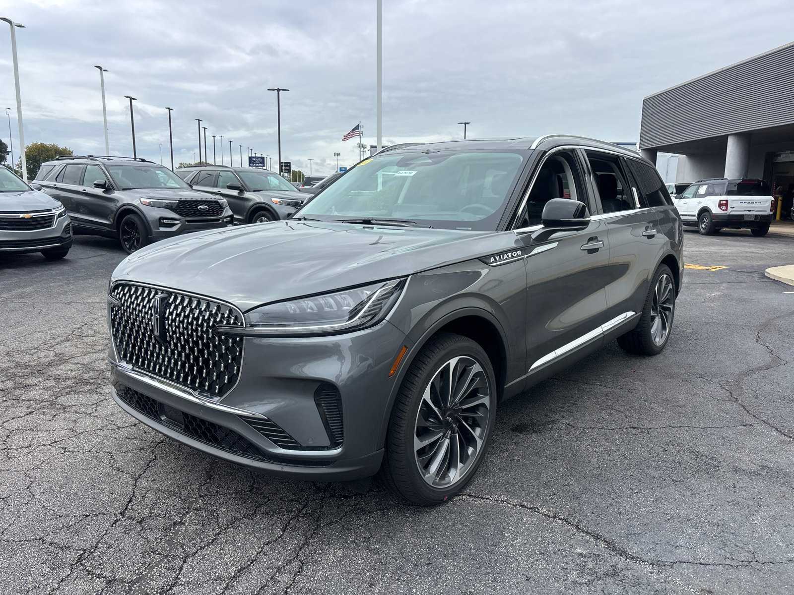 New 2027 Lincoln Aviator Reserve AWD/4WD image 3