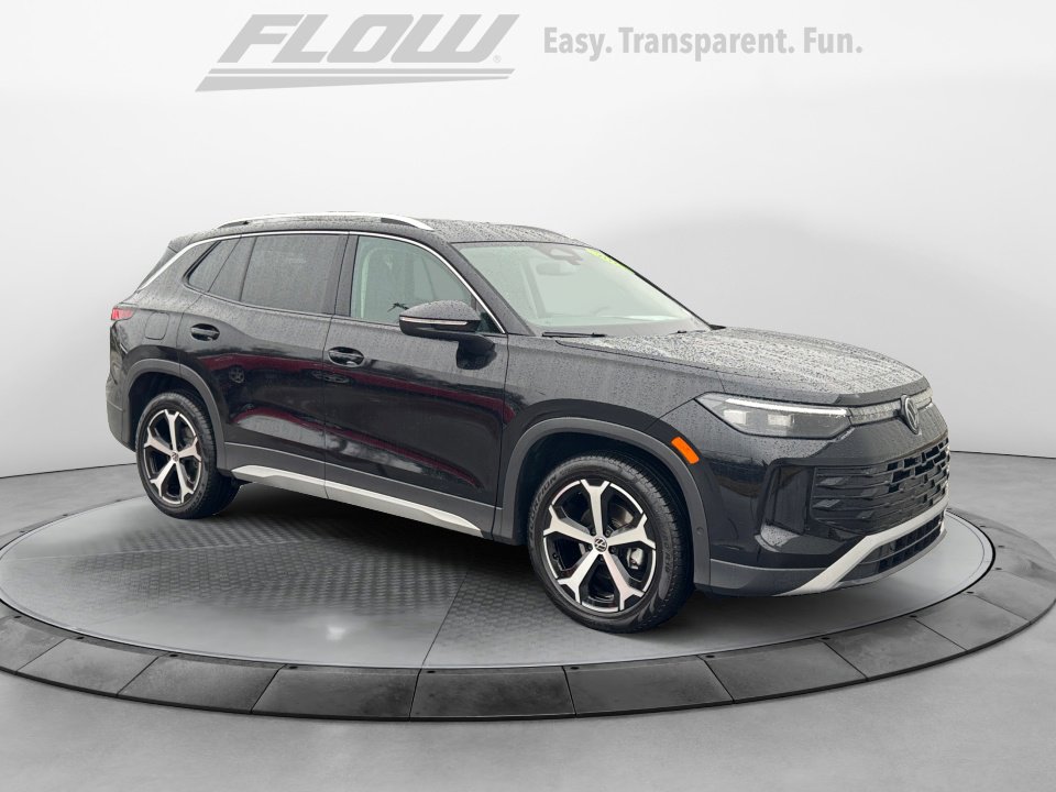 Used 2025 Volkswagen Tiguan SE FWD image 1