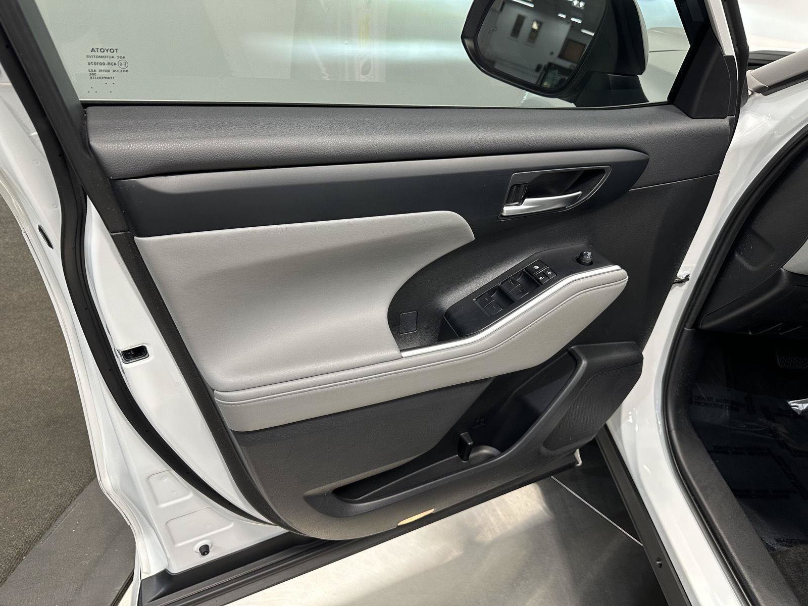 Used 2023 Toyota Highlander XLE FWD image 10